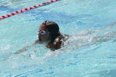 Photo of a young girl swimming wearign goggles.