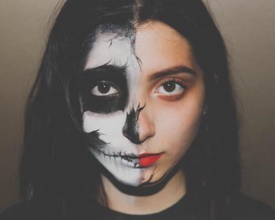 While it is fun and thrilling to transform into another character, a dermatology expert from Baylor College of Medicine warns that wearing heavy Halloween makeup can cause side effects like acne breakouts and allergic reactions.