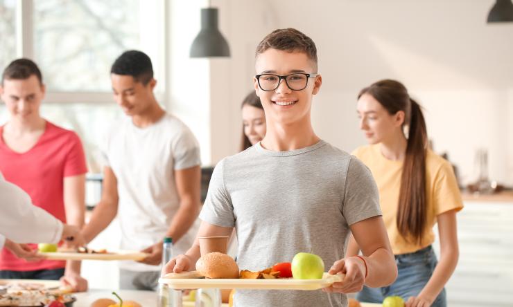 children holding lunch trays